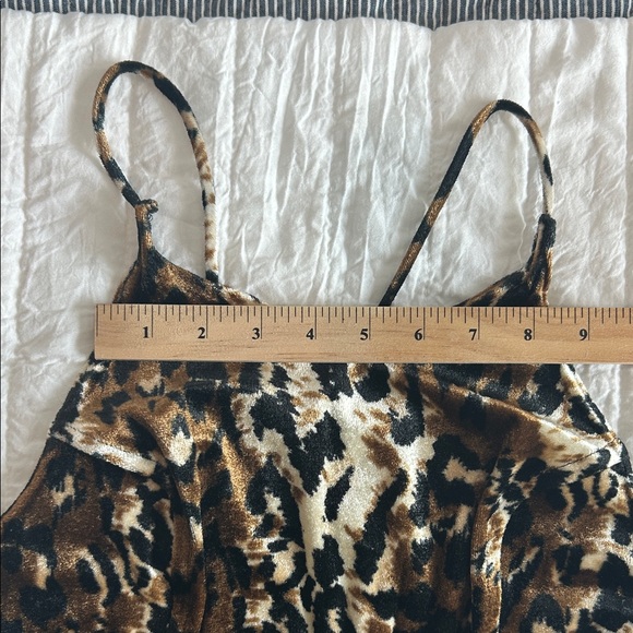 Elegant sheer back Leopard Print Maxi Dress with Mesh midrif and back and slits - Picture 10 of 12